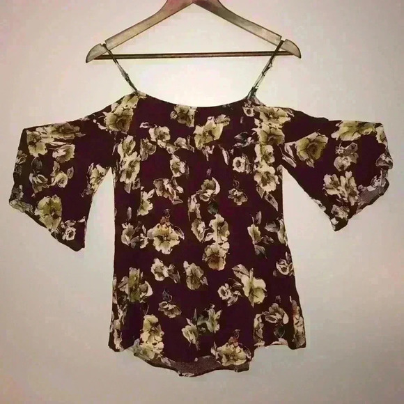 Altar'd State Tops - Alter’d Blouse 🌻 Shoulder Blouse